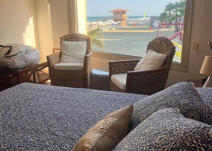 Sandy Kisses Larnaca