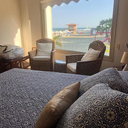 Sandy Kisses Larnaca