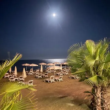 Sandy Kisses Larnaca