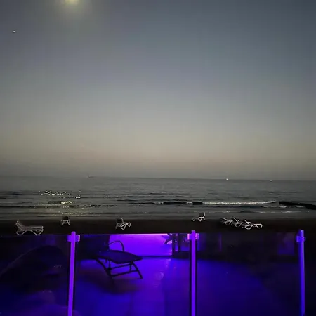 Sandy Kisses * Larnaka